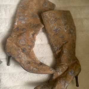 BOOTS SILVER BROCADE ON TAN FINE LEATHER UPPER SHORT HEEL SIDE ZIP SIZE 8.5
